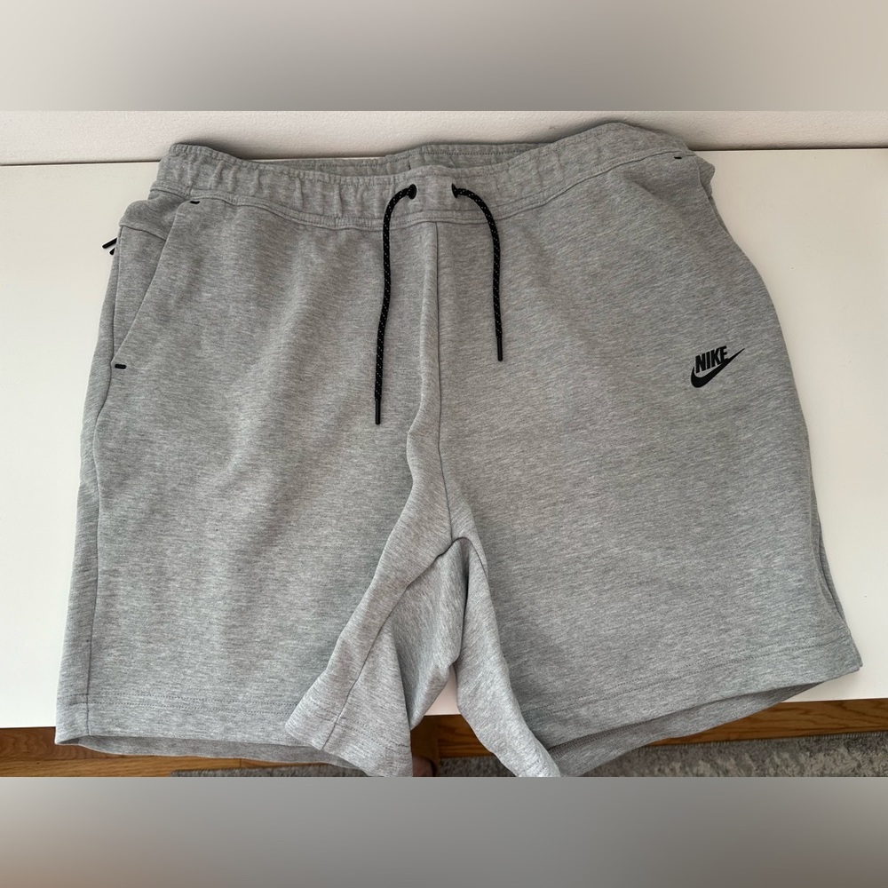 LIKE NEW! Men’s Nike Tech Above The Knee Shorts!